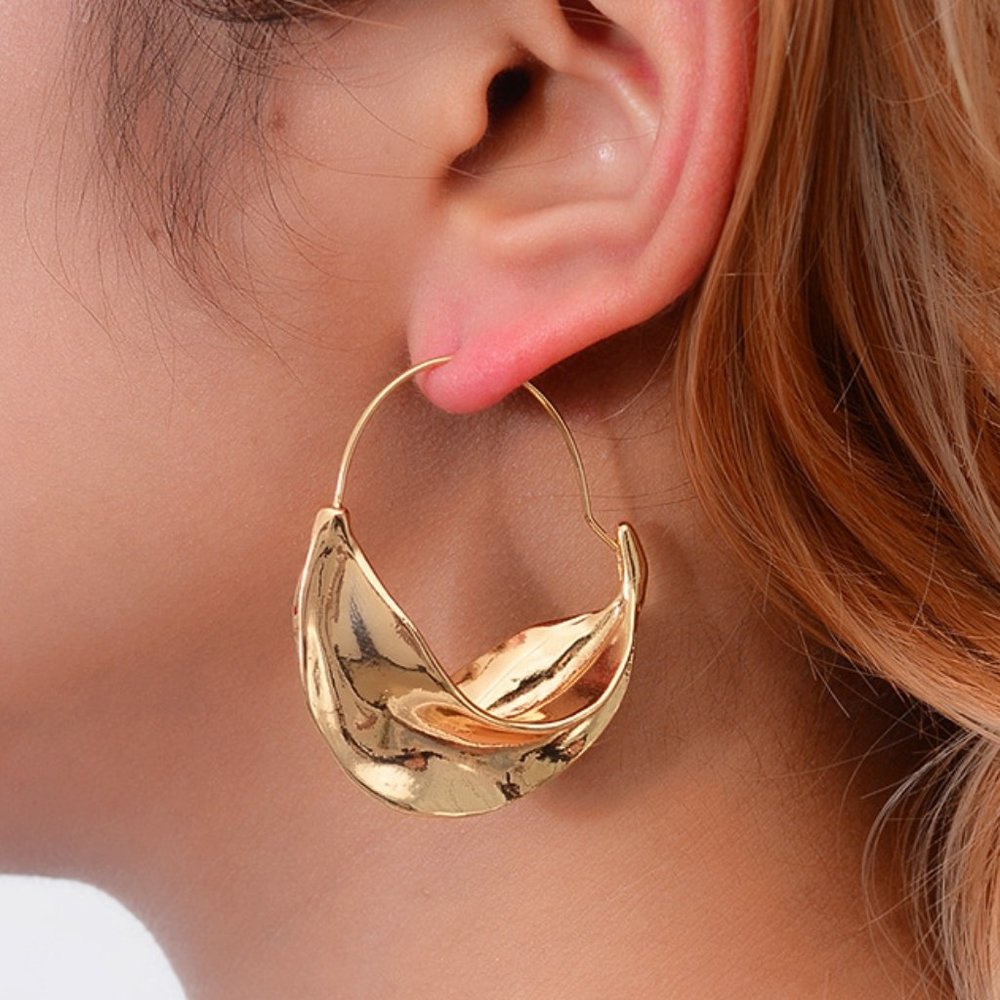Emily Ratajkowski Inspired Wavy Hoop Earrings - Picture 5 of 10